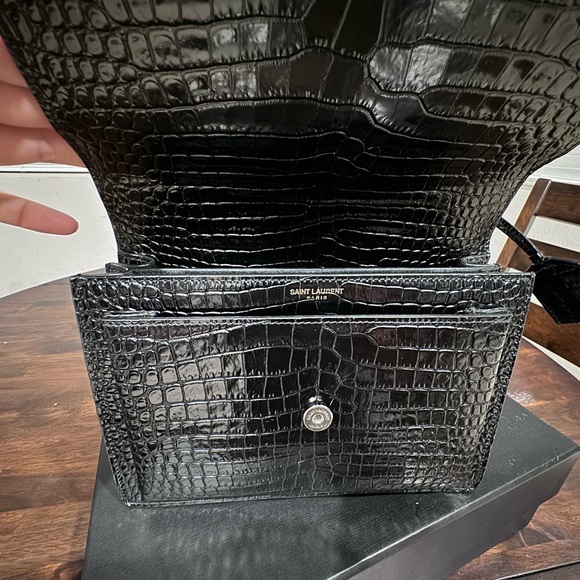 black leather hand bag with crocodile print. Can wear as hand bag or cross over. - Picture 3 of 9